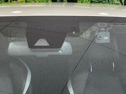 【トヨタセーフティセンス】走行中に前方の車両等を認識し、衝突しそうな時は警報とブレーキで衝突回避と被害軽減をアシスト。より安全にドライブをお楽しみいただけます。