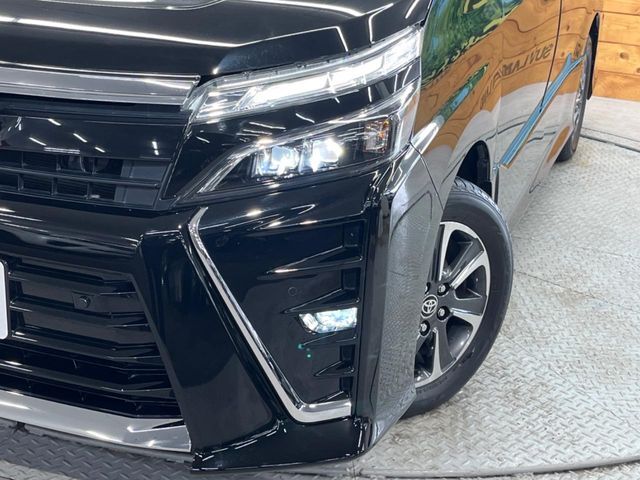 【LEDヘッドライト】悪天候や夜間走行時も良好な視界を確保し安心して運転できる高輝度LEDヘッドライトを装備！点灯速度が早く、消費電力も抑えられています。