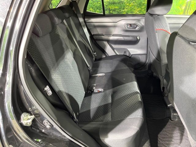 後部座席も気になるようなキズ・汚れやへたり等、大きなダメージはなく、良好な状態です。