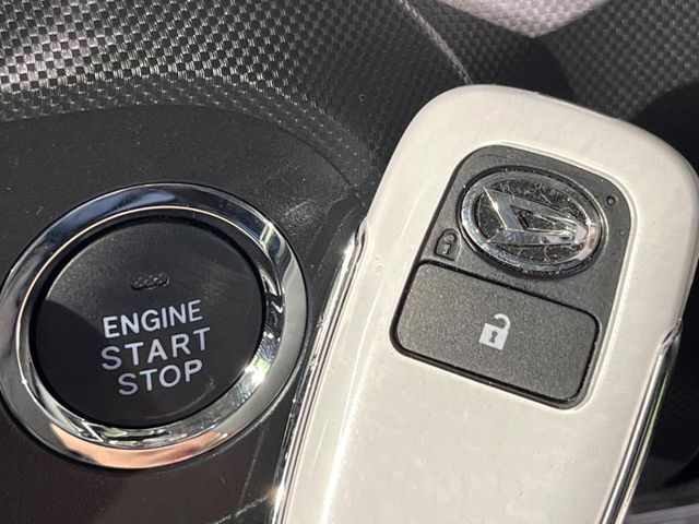 【キーフリーシステム】カバンやポケットに入れたままでもドアの施錠・解錠が可能なスマートキーを装備。エンジンのオン・オフ時もカギを取り出す必要が無いからとっても便利です♪