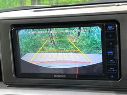 【バックカメラ】駐車時に後方がリアルタイム映像で確認できます。大型商業施設や立体駐車場での駐車時や、夜間のバック時に大活躍！運転スキルに関わらず、今や必須となった装備のひとつです！