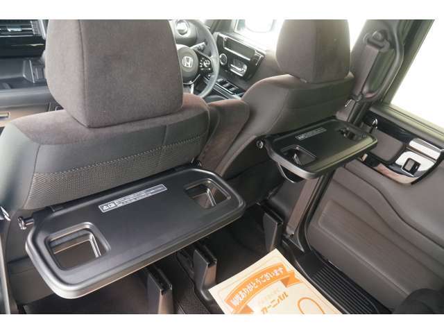 車内での食事の際に便利なシートバックテーブル。