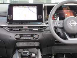 すっきりした運転席周りにはナビやエアコンの操作パネルを設置しておりますので、お一人での運転でもご安心できます。