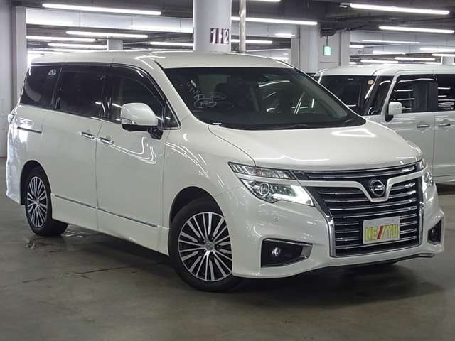 雨が降ってもゆったりと車選びができる全天候型立体展示場！エスカレーター完備！