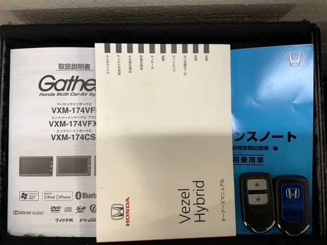スマートキーは鍵をバッグに入れたままでもドアロックの開閉やエンジンのON・OFFができます。夜間や雨の日も鍵を探さなくて良いので便利です。