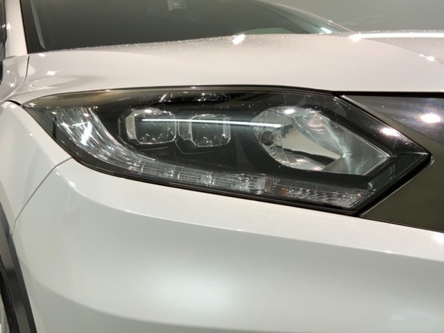 LEDヘッドライトは、点灯の瞬間から最大光量を発揮し、突然暗くなるトンネルなどでの安定感を高めます。