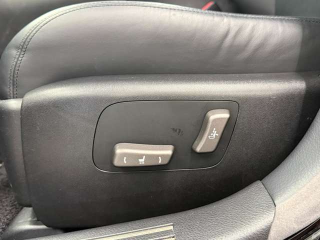 V型8気筒DOHC＋モーターエンジン＆CVT＆
