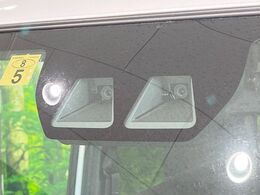【スマートアシスト】走行中に前方の車両等を認識し、衝突しそうな時は警報とブレーキで衝突回避と被害軽減をアシスト。より安全にドライブをお楽しみいただけます。
