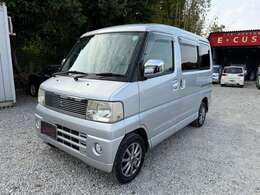 シートの隙間、座席下など細かい部分も徹底清掃しております。