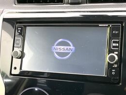 【純正ナビ】人気の純正ナビを装備しております。ナビの使いやすさはもちろん、オーディオ機能も充実！キャンプや旅行はもちろん、通勤や買い物など普段のドライブも楽しくなるはず♪