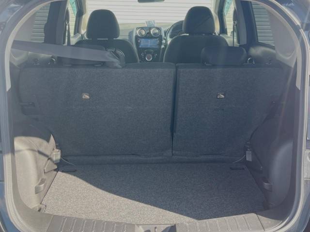 積み下ろしのしやすいデッキにはたっぷりと荷物を積み込んでいただけます。遊びから仕事まで、様々なシーンで頼れます♪