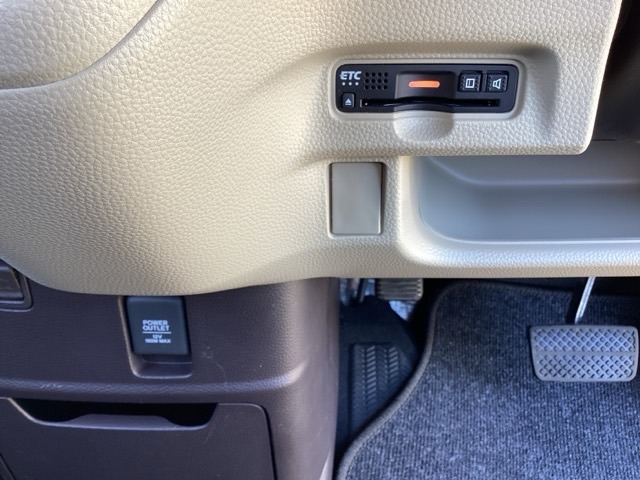 自社整備工場で点検整備をおこなってからお渡ししています。車検が残っている場合は『12ヶ月点検整備』を、車検整備付きの場合は『車検整備』をおこないます。整備費用は車両本体価格に含まれています。