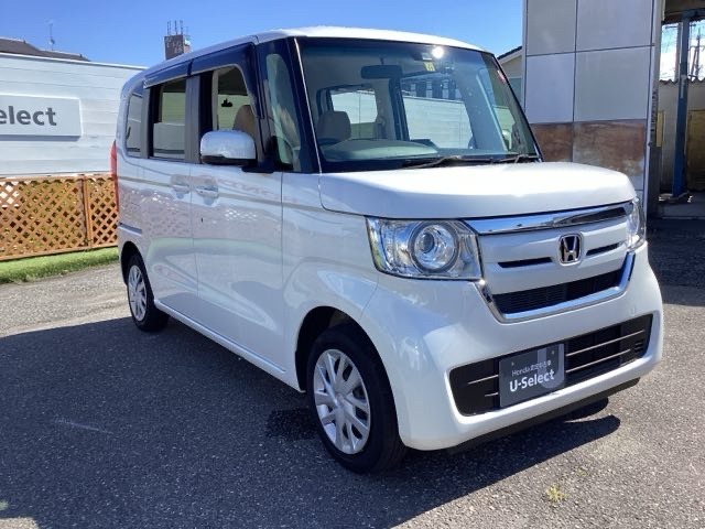 自社整備工場で点検整備をおこなってからお渡ししています。車検が残っている場合は『12ヶ月点検整備』を、車検整備付きの場合は『車検整備』をおこないます。整備費用は車両本体価格に含まれています。