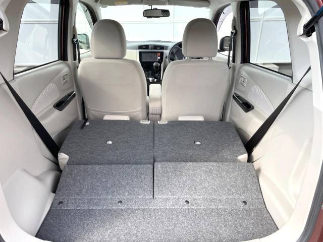 後席を格納すると、これだけの広さが！シーンに合わせたシートアレンジで、大きな荷物も積むことが出来ます♪