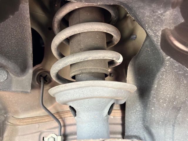 お車を安心してお乗りいただく為には、足回りの定期点検が欠かせません。サービスサポート（有償保証）では無料点検もご提供しており、安心のカーライフをお過ごしいただけるサポート体制が整っています。