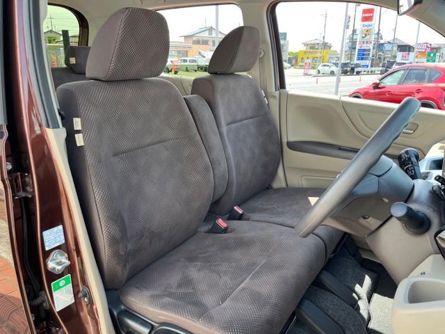 運転席シート廻りは使用感も少なく、良好な状態となっています。丁寧に使われていたことがよくわかりますね。