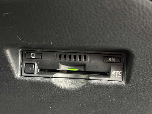 【ETC】有料道路を利用する際に料金所で停止することなく通過できる、ETC車載器（ノンストップ自動料金収受システム機器）が装備されています。セットアップを行うことで利用可能になります。
