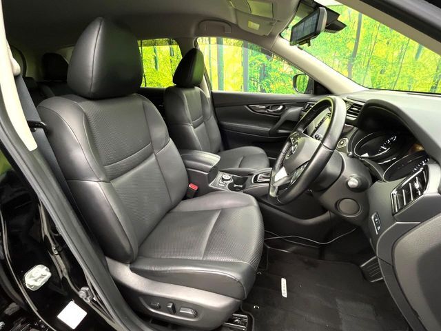 運転席まわりには十分なスペースがあり、大柄な方でもゆったり運転していただける環境です。