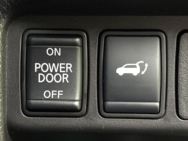 【パワーバックドア】スマートキーや運転席のボタンを押すだけでリアゲートが自動で開閉します！荷物を持っている時や、高い位置にあるバックドアを閉める際に便利な機能です♪