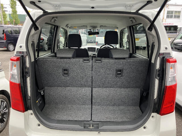 【当店のこだわり】入庫後のお車は選任スタッフによる細部清掃を実施しております。足回り、エンジンルーム、室内、室外を隅々まで綺麗にしております。展示車はピカピカです。全国配送も可能ですのでご相談下さい！