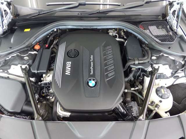 フロントコンフォートシート　BMWライブコックピット　12.3インチマルチディスプレイメーターパネル　iDriveナビゲーションシステム（HDDナビ）