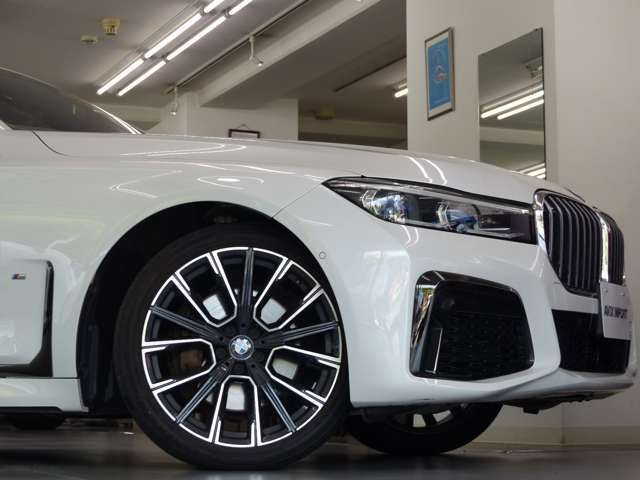 8速AT＆オートスタート/ストップ機能の組み合わせで、燃料消費率と環境性能が向上され、今の時代背景に合ったエンジンとなります！！　セルフレベリング機能付エアサスペンション＆