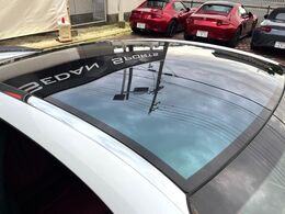 【ガラスルーフ】ガラスルーフ搭載で車内の解放感が一気にアップ！開放的なドライブをお楽しみいただけます。