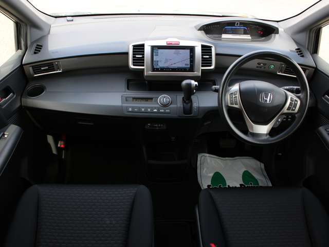 すっきりとしたフリードスパイクらしいデザインのダッシュ回り！フロントビューの視認性もよく運転しやすいと思います★