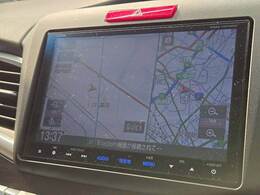 【純正ナビ】一体感のあるナビは、高級感ある車内を演出してくれます。Bluetooth再生などオーディオ機能も充実しておりますので、運転もより楽しめます♪