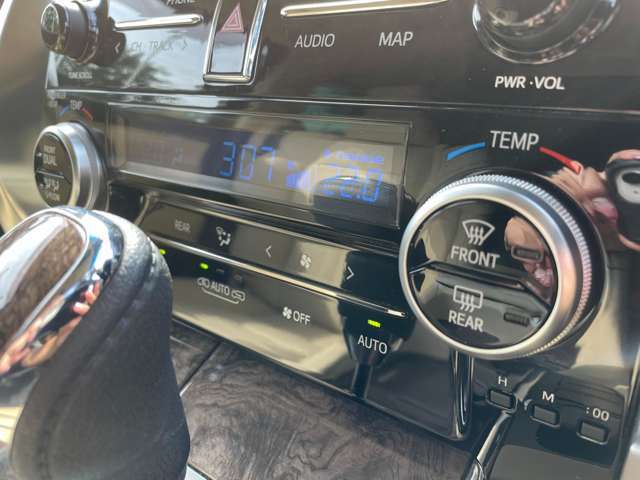 【オートエアコン】車内温度を感知して自動で温度調整が可能！いつでも快適な車内空間を創り上げます♪