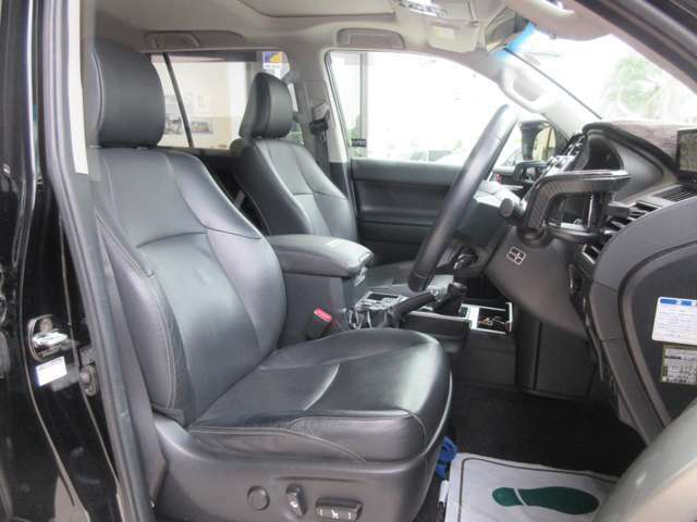 ★フロントシートです。運転席には座面の上下調節が可能なパワーシートが装備されております。シートヒーター・クール機能付きです。車内にタバコ臭のような嫌な臭い等が綺麗な状態です。