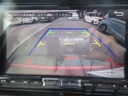 バックが苦手な方は必見！ライン表示付きのバックモニターが障害物を映し出してくれます！