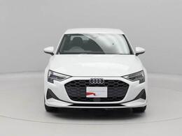 スポーティさと落ち着いた印象が同居したフロントマスク。LEDヘッドライト付き