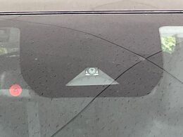 【全方位運転支援システム】フロントカメラで前方の車両や歩行者を検知。衝突しそうな時は衝突被害軽減ブレーキが作動、衝突回避をサポート。より安全にドライブをお楽しみいただけます。