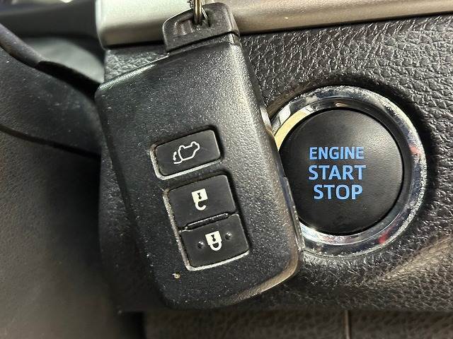 【スマートキー】車内へのアクセスやエンジン始動が楽々に行える今や必須アイテムのキー複製防止の「イモビライザー」まで備わっております。