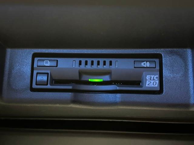【ETC車載器】を装備しておりますので、ご納車直後からの遠距離ドライブも可能です。土日の利用料金の割引や、朝夕の通行料金を割引料金で高速道路をお楽しみいただけます。
