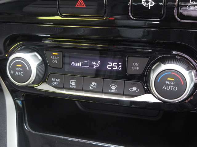 車内の空調は運転席と助手席で温度設定が分けられるデュアルオートエアコンを採用しています！