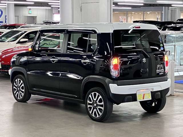 雨が降ってもゆったりと車選びができる全天候型立体展示場！エスカレーター完備！