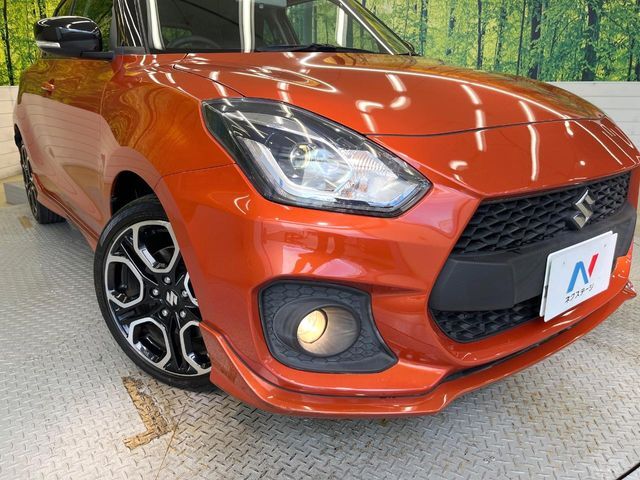 【LEDヘッドライト】悪天候や夜間走行時も良好な視界を確保し安心して運転できる高輝度LEDヘッドライトを装備！点灯速度が早く、消費電力も抑えられています。