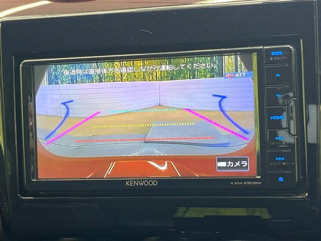 【バックカメラ】駐車時に後方がリアルタイム映像で確認できます。大型商業施設や立体駐車場での駐車時や、夜間のバック時に大活躍！運転スキルに関わらず、今や必須となった装備のひとつです！