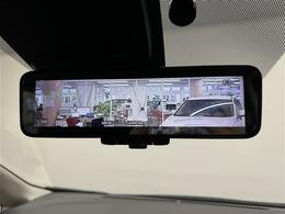 【インテリジェントルームミラー】後方に設置されたカメラの映像がルームミラー型の液晶画面に表示。トランク内の荷物が満載でも、視界が妨げられることはありません。