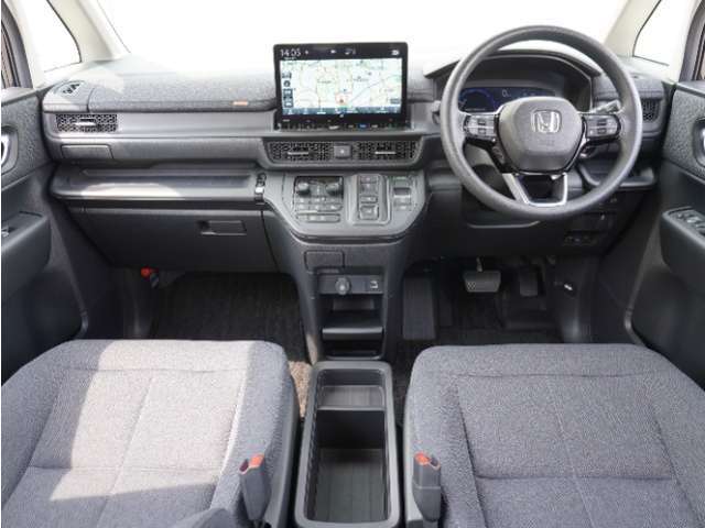 視界広々で非常に運転しやすくロングドライブでも疲れを感じさせないすっきりとまとまったインパネ周りです。