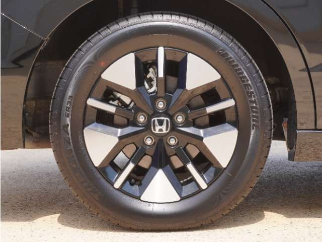 アルミホイール装着車です！これで足元まわりもおしゃれにきまります！