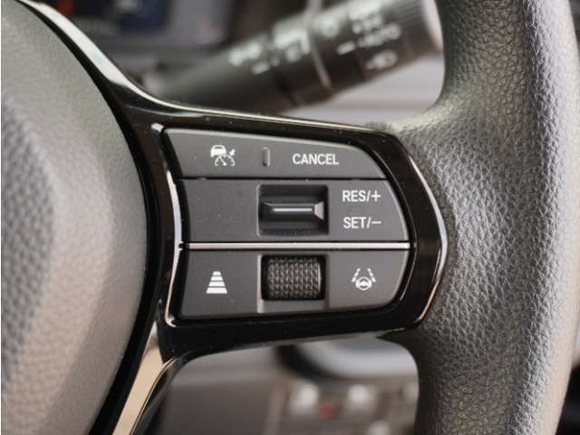 【アダプティブクルーズコントロール】予め設定した車速内でクルマが自動的に加減速。前走車との適切な車間距離を維持しながら追従走行します。【LKAS】車線維持支援システムでステアリング操作を支援。