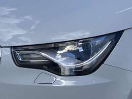 ☆ヘッドライトには明るいディスチャージを採用！フォグランプもございますので、雨の日や夜でも安全にドライブできます。また、オートライトになりますので、ライトの点け忘れ、消し忘れ等を防いでくれます☆