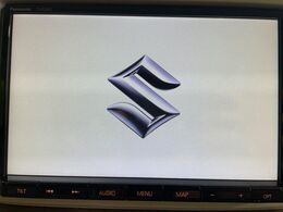 【純正ナビ】人気の純正ナビを装備しております。ナビの使いやすさはもちろん、オーディオ機能も充実！キャンプや旅行はもちろん、通勤や買い物など普段のドライブも楽しくなるはず♪