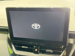 【10.5インチディスプレイオーディオ】高級感とインパクトのある大画面ナビを装備。各種オーディオ操作はもちろん、スマホ連携もできる利便性の高いナビです♪
