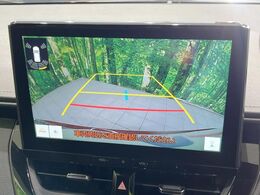 【バックカメラ】駐車時に後方がリアルタイム映像で確認できます。大型商業施設や立体駐車場での駐車時や、夜間のバック時に大活躍！運転スキルに関わらず、今や必須となった装備のひとつです！