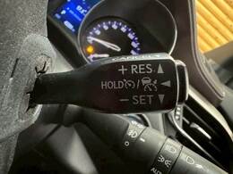 【レーダークルーズコントロール】快適な高速クルージングを可能にする「クルーズコントロール」。