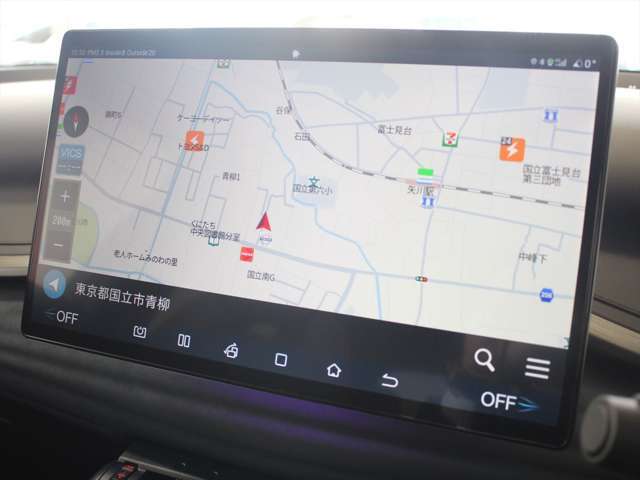 ダッシュボードの中心にありますメインモニターは15.6インチになります　ナビゲーションはゼンリン製の地図データになりますので、日本車と同様にお使いいただけます